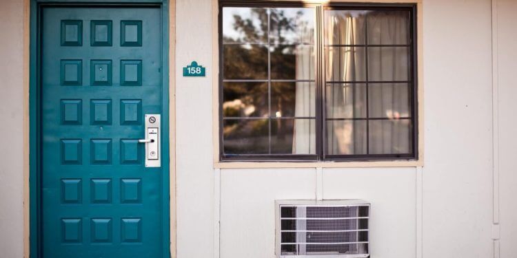 Как да си изберем подходяща метална врата?