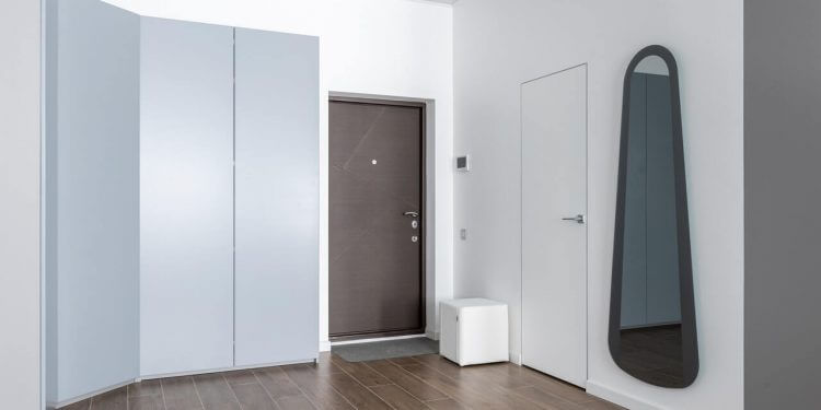 Модерна блиндирана врата за дома