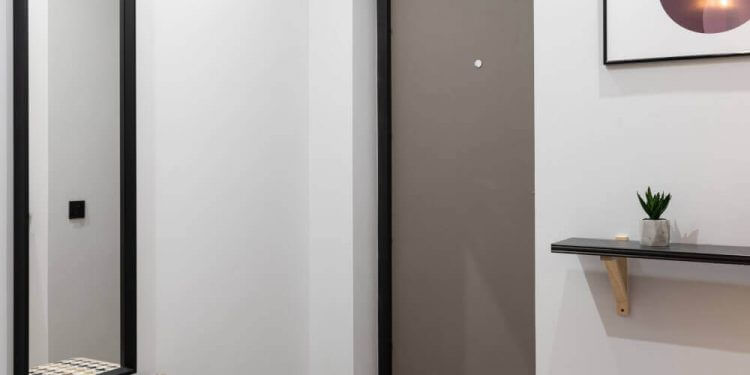 Коридор със сива врата и огледало