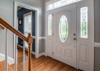 Стъклена бяла входна врата