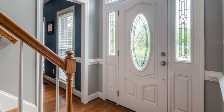 Стъклена бяла входна врата