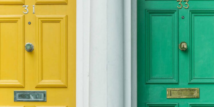Жълта и зелена входна врата
