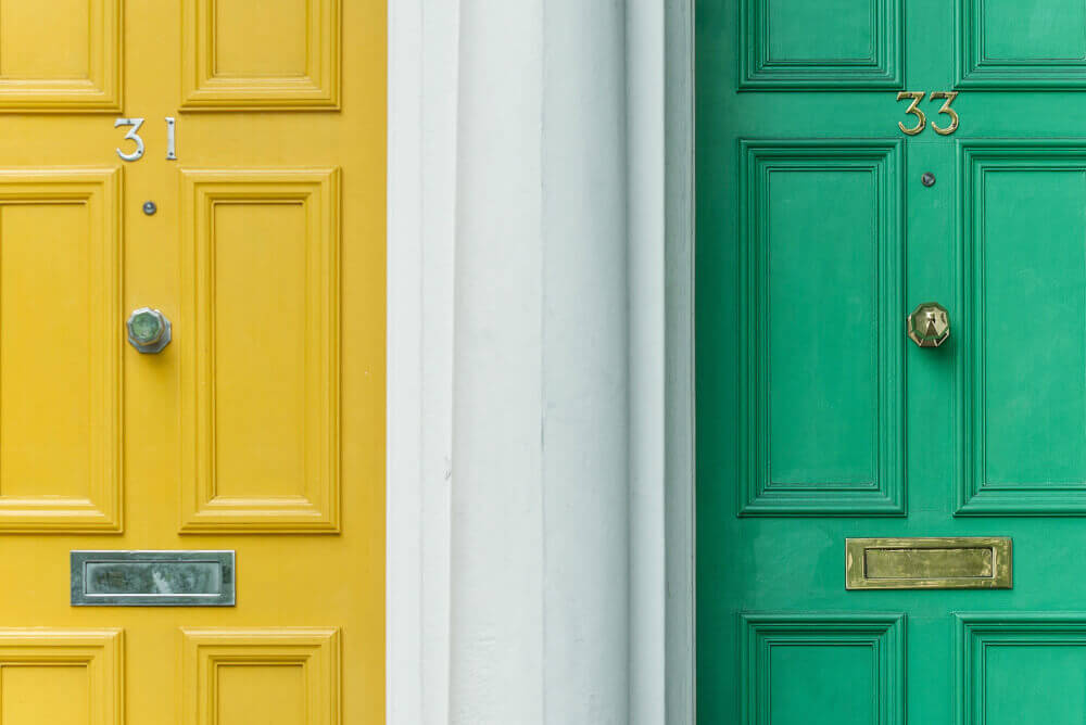 Жълта и зелена входна врата