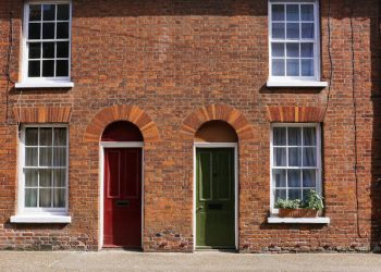 Два входа на къща с прозорци