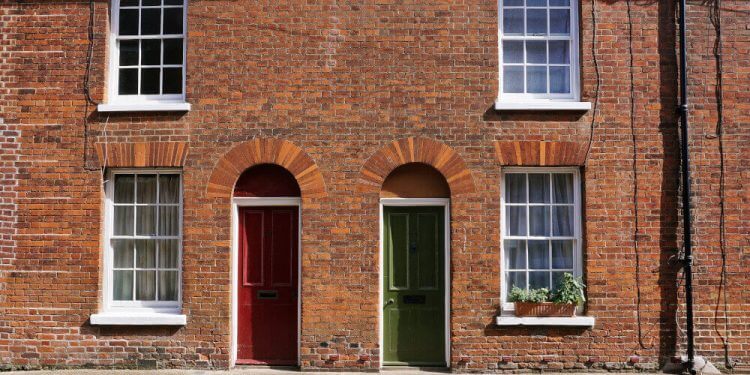 Два входа на къща с прозорци