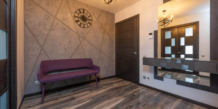 Стая с диван, паркет, огледало и тъмна врата