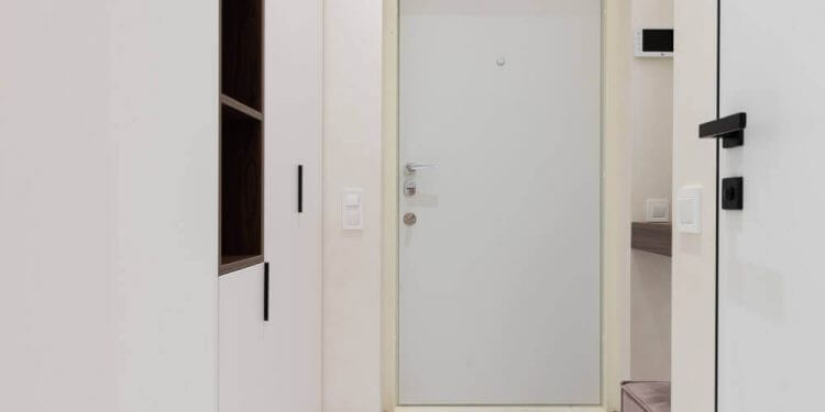 Бяла входна врата за апартамент