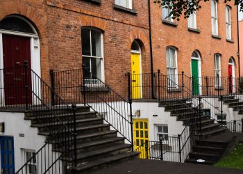 Цветни врати стълби