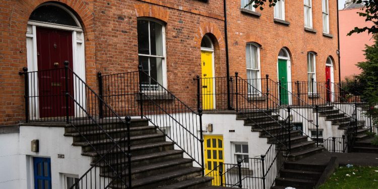 Цветни врати стълби