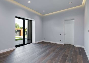 Празна стая врата