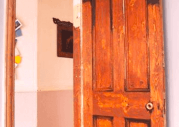 Стара врата със занемарен външен вид