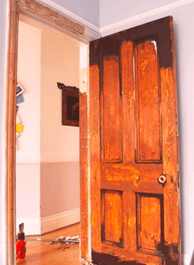 Стара врата със занемарен външен вид