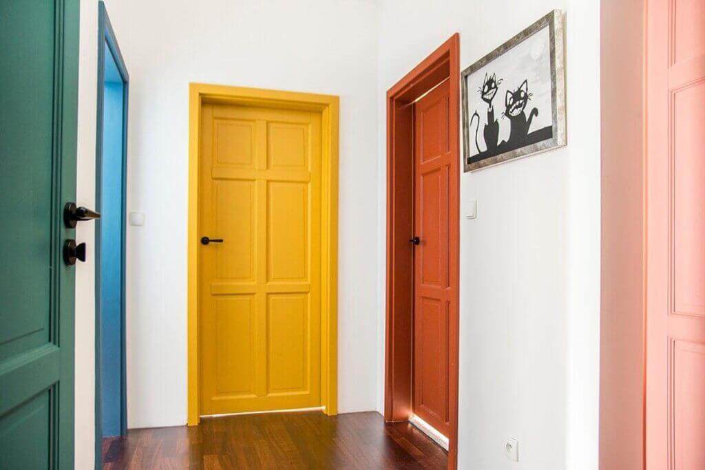 коридор с цветни интерорни врати