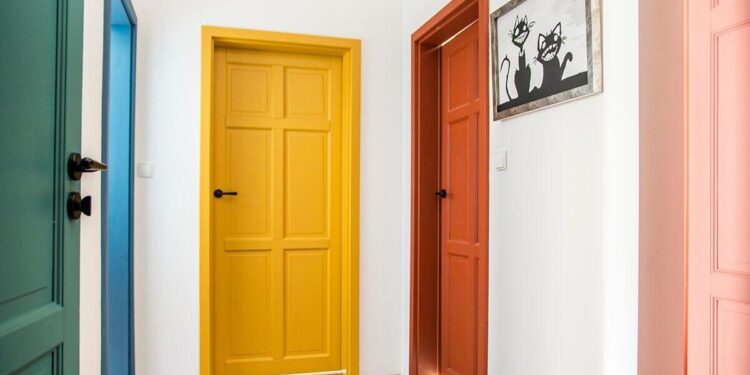 коридор с цветни интерорни врати