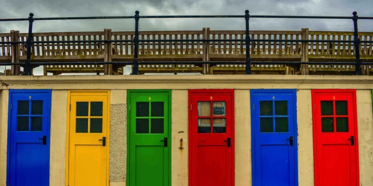 Цветни входни врати