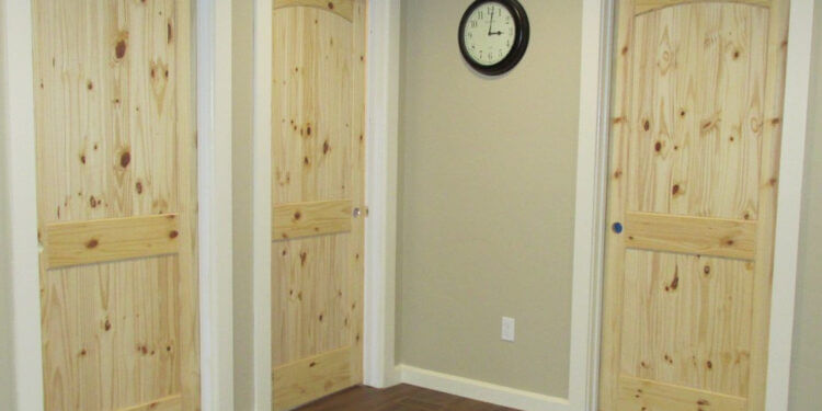 Интериорна врата от масивен бор