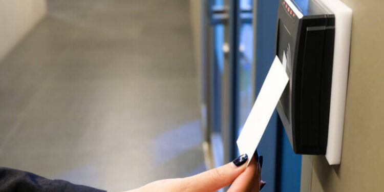 Отключване на врата с електронна карта