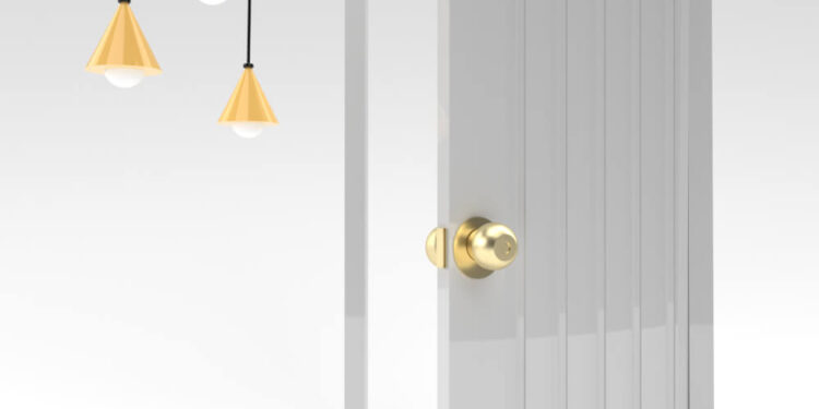 Бяла отворена интериорна врата с висящи лампи