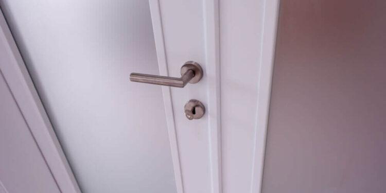 Интериорна врата с матово стъкло в бял цвят